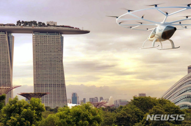 【서울=뉴시스】독일의 볼로콥터 Gmbh가 개발한 수직 이착륙이 가능한 전기 항공기가 싱가포르에서 시험비행을 하고 있다. 독일 프랑크푸르트 국제공항은 블로콥터와 함께 전기 항공택시 서비스 개념을 개발하고 있다고 12일 밝혔다. <사진 출처 : 블로콥터 홈페이지> 2019.2.12