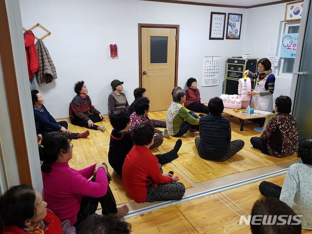 【영동=뉴시스】충북 영동군 노인 치아지키기 프로그램 진행 모습.(사진=영동군 제공) photo@newsis.com