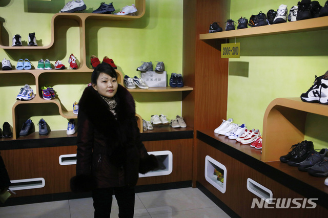 【평양=AP/뉴시스】북한 평양에 있는 류원 신발공장의 전시장 내부의 모습. 십수 가지의 신발 종류가 전시돼 있다. 사진은 지난 1일 촬영된 것. 2019.02.13.