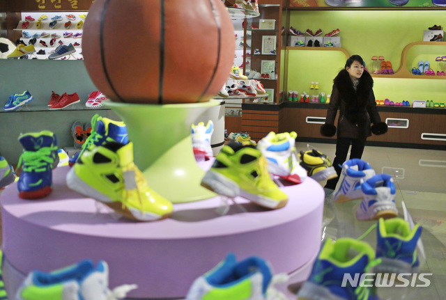 【평양=AP/뉴시스】북한 평양에 있는 류원 신발공장의 전시장 내부의 모습. 십수 가지의 신발 종류가 전시돼 있다. 사진은 지난 1일 촬영된 것. 2019.02.13.