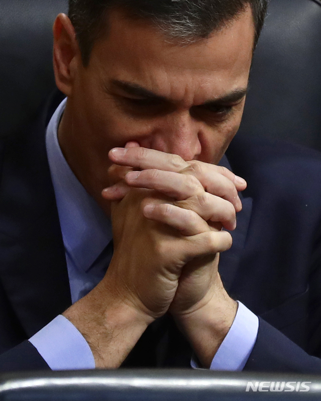 【마드리드=AP/뉴시스】 스페인의 페드로 산체스 총리가 하원 예산안 표결에 참석중 고민에 찬 모습을 보이고 있다. 하원은 이날 중도좌파 사회당 주도 연정이 낸 예산안을 191 대 158로 부결시켜 4월 중 조기 총선 전망이 강하게 대두됐다. 2019. 2. 13. 