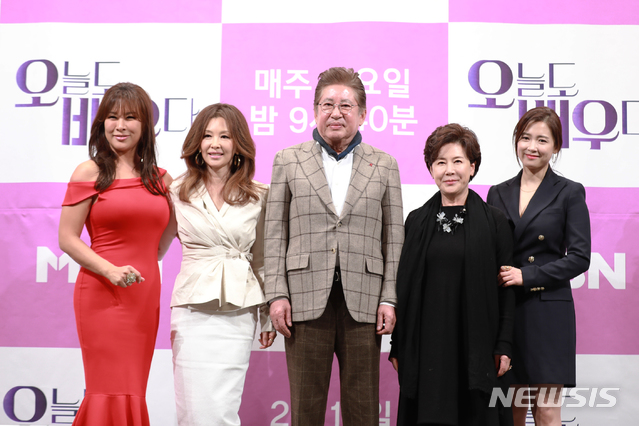 왼쪽부터 정영주, 이미숙, 김용건, 박정수, 남상미