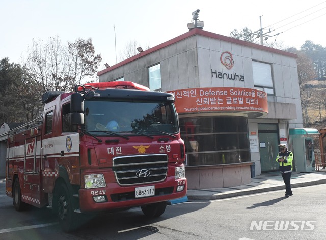 【대전=뉴시스】함형서 기자 = 14일 오전 대전 유성구 외암동 한화 대전공장에서 폭발이 일어나 3명이 숨지는 사고가 발생한 가운데 119 구급 차량들이 나오고 있다. 2019.02.14.foodwork23@newsis.com