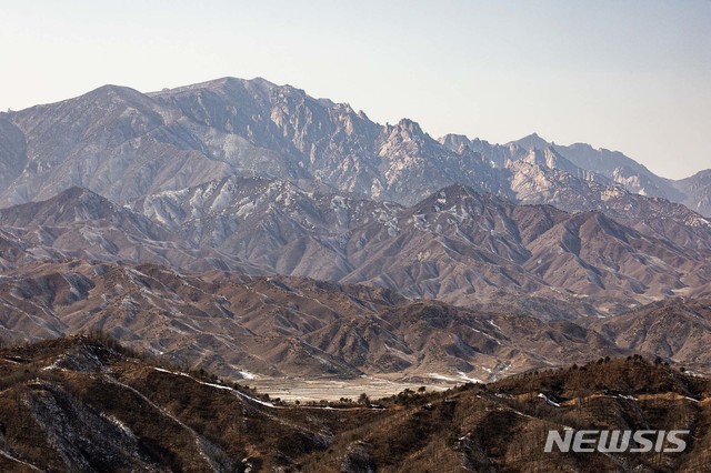 【고성(강원)=뉴시스】사진공동취재단 = '9.19 남북 군사합의'에 따른 비무장지대(DMZ) 내 시범 철수 감시초소(GP) 가운데 역사적 가치를 고려해 원형을 보존하기로 한 강원도 고성 GP를 13일 국방부가 언론에 처음으로 공개했다. 고성 GP에서 북한 금강산 비로봉과 외금강산 자락이 보인다. 대한민국 최동북단에 위치한 고성 GP는 1953년 정전협정 체결 직후 최초로 설치된 곳으로 북한 GP와의 거리가 580m 밖에 되지않아 남북이 가장 가까이 대치하던 곳이다. 현재 이 곳은 장비와 병력을 철수하고 작년 11월 7일을 마지막으로 DMZ 경계 임무는 공식적으로 종료된 상태다. 2019.02.14. photo@newsis.com