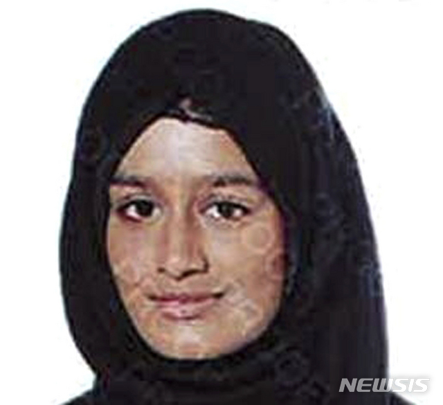 【AP/뉴시스】 4년전 시리아로 떠나 IS 대원과 결혼한 19살 영국인 소녀 샤미마 베굼(사진)이 다시 영국으로 돌아오고 싶다는 의사를 밝혔다. 벤 월리스 영국 내무부 안보담당 부장관은 "테러리스트, 혹은 전직 테러리스트를 찾기 위해 패배한 국가(IS)로 영국 사람을 보내는 위험을 감수하진 않을 것이다"며 정부 차원의 구출 작전은 없을 것이라는 입장을 밝혔다. 2019.02.15.