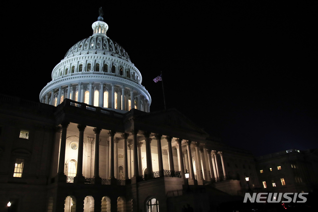【워싱턴=AP/뉴시스】사진은 지난 2월 5일 워싱턴 국회의사당에 조명이 켜져 있는 모습. 2019.02.15