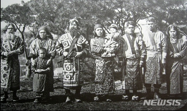【서울=뉴시스】일본의 소수민족 아이누족의 모습. 사진은 1904년 촬영된 것.(사진출처: 위키피디아) 2019.02.15.