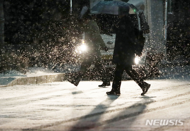 내일 서울 출근길 눈 내린다…"쌓이진 않을듯"