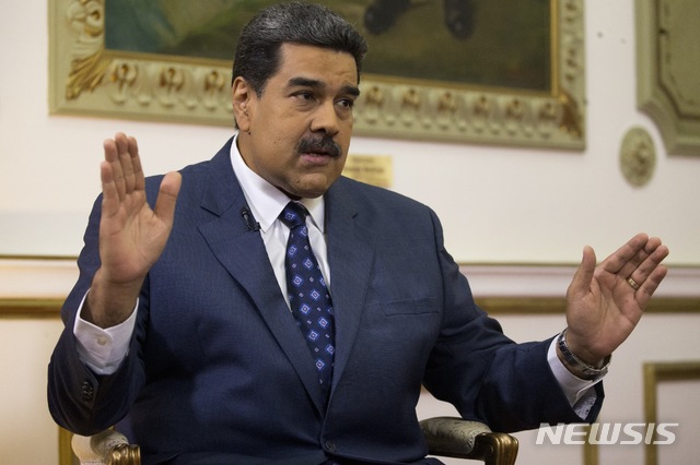 【카라카스(베네수엘라)=AP/뉴시스】니콜라스 마두로 베네수엘라 대통령이 14일 수도 카라카스에서 AP 통신과 인터뷰를 갖고 있다. 마두로 대통령은 엘리엇 에이브럼스 미 베네수엘라 특사에게 베네수엘라를 방문해 달라고 초청했다. 2019.2.15