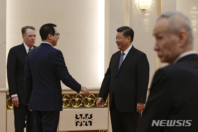 U.S. Treasury Secretary Steven Mnuchin, second from left, talks with Chinese President Xi Jinping as U.S. Trade Representative Robert Lighthizer, left, and Chinese Vice Premier Liu He, right, look on before their meeting at the Great Hall of the People in Beijing, Friday, Feb. 15, 2019. (AP Photo/Andy Wong, Pool)