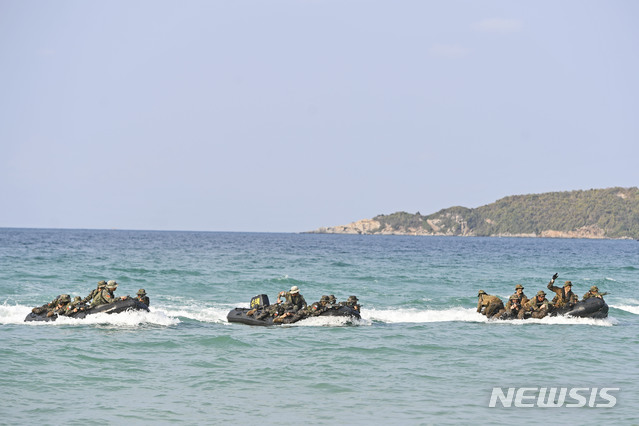 【서울=뉴시스】 9일~22일까지 2019 코브라골드 연합훈련에 참가하고 있는 한국 해병대 수색대 장병들이 태국 핫야오 해안에서 상륙훈련을 실시하고 있다. (해병대 제공)
