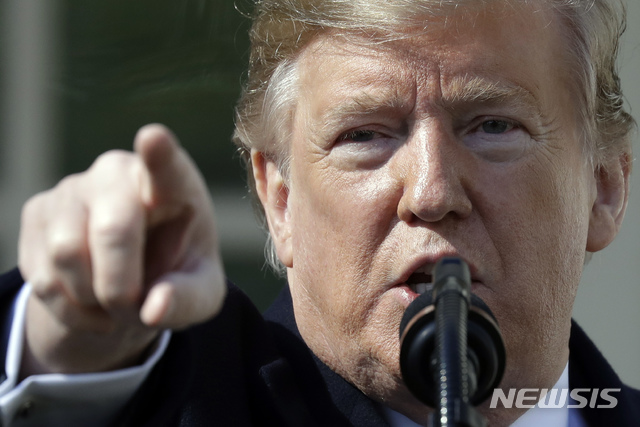 【워싱턴=AP/뉴시스】 도널드 트럼프 대통령은 15일(현지시간) 백악관에서 기자회견을 갖고 국경장벽 예산 관련 국가비상사태를 선포했다. 