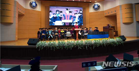【대전=뉴시스】김선배 침례신학대 총장이 2018학년도 학위수여식에서 졸업사를 하고 있다.(사진=침신대 제공)
