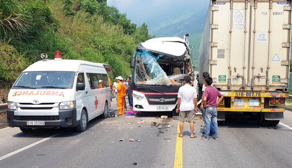 베트남에서 한국 관광객 탑승 관광버스,트럭과 충돌…11명 부상 