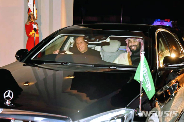 【라왈핀디(파키스탄)=AP/뉴시스】 무함마드 빈 살만 사우디아라비아 왕세자가 아시아 3개국 순방 중 첫 일정으로 17일(현지시간) 파키스탄을 방문했다. 파키스탄은 열렬한 환영으로 빈 살만 왕세자를 맞았으며, 임란 칸 파키스탄 총리는 직접 운전해 왕세자를 총리 관저로 안내했다.