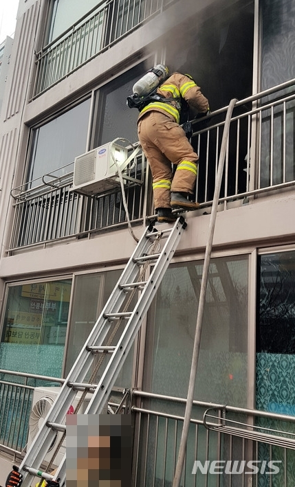 충주시 칠금동 한 아파트 불…50대 화상