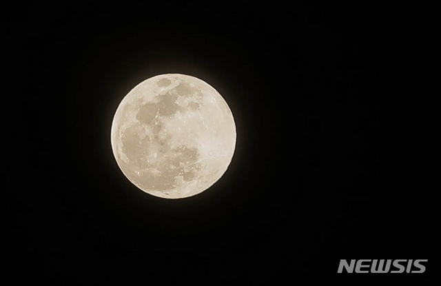 【제주=뉴시스】크고 밝은 보름달이 얼굴을 내밀고 있다. (사진=뉴시스 DB)