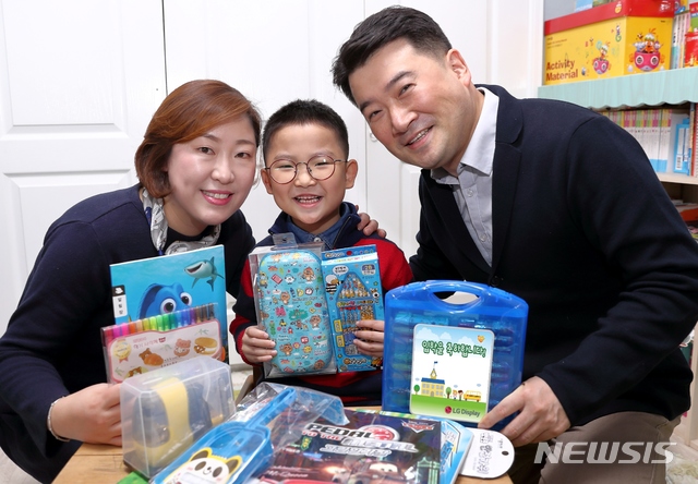 LGD, 임직원 자녀 1500여명에 초등학교 입학선물 전달 