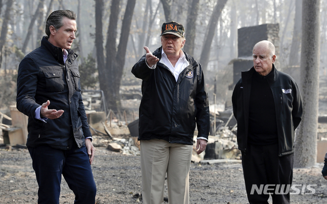 【파라다이스( 미 캘리포니아주) = AP/뉴시스】 지난 해 11월 17일 제리 브라운 캘리포니아주지사( 오른 쪽)와 트럼프 대통령, 개빈 뉴섬 주지사 당선자 (왼쪽)가 캘리포니아에서 가장 산불 피해가 심한 지역을 함께 돌아보고 있다.  2019.05.17
