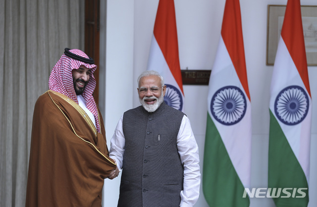 【뉴델리=AP/뉴시스】 인도를 순방 중인 무함마드 빈 살만 사우디아라비아 왕세자가 20일 나렌드라 모디 인도 총리를 만나 악수를 하며 환하게 웃고 있다. 