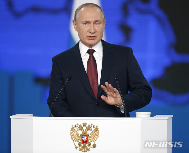 【모스크바=AP/뉴시스】 블라디미르 푸틴 러시아 대통령이 20일 의회에서 국정연설을 하고 있다. 