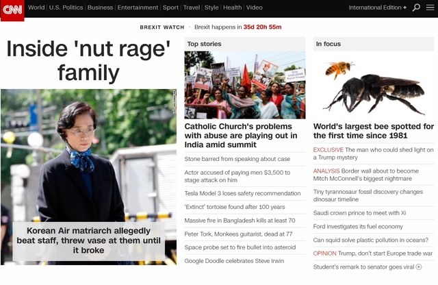 【서울=뉴시스】CNN이 21일(현지시간) 이명히 전 일우재단 이사장 등 대한항공 일가의 갑질·폭언 논란 등을 상세 보도했다. 사진은 '땅콩 격노' 일가의 내부(Inside 'nut rage' family)라는 표제 하에 CNN 메인에 관련 보도가 게재된 모습. 2019.02.22. 
