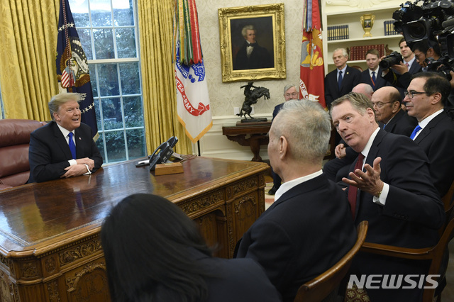President Donald Trump, left, talks at the same time that U.S. Trade Representative Robert Lighthizer, second from right, talks with Chinese Vice Premier Liu He, second from left, during their meeting in the Oval Office of the White House in Washington, Friday, Feb. 22, 2019. (AP Photo/Susan Walsh)