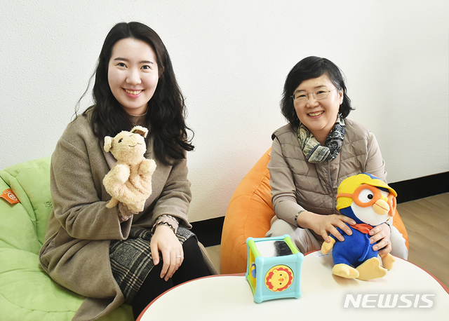 【광주=뉴시스】송창헌 기자 = 대학 재학 시절 각종 국제학술대회에서 영아 언어인지 능력에 관한 논문들의 제1저자 자격으로 발표에 나선 김지효씨(사진 왼쪽). 올해 조선대 영문과를 수석졸업한 그는 대학원에 진학해 본격적인 연구자의 길을 접어들 예정이라고 24일 밝혔다. 오른쪽은 지도교수인 고언숙 교수. 2019.02.24 (사진=조선대 제공) photo@newsis.com