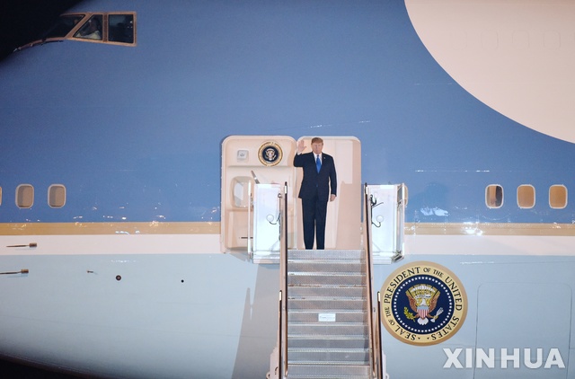 【하노이=신화/뉴시스】도널드 트럼프 미국 대통령이 26일(현지시간) 제2차 북미정상회담이 열리는 베트남 하노이에 도착해 전용기에서 내리며 인사하고 있다. 2019.02.27.