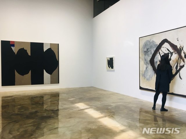 【서울=뉴시스】박현주 미술전문기자 = 20세기 미국 현대미술의 가장 로버트 마더웰 개인전이 서울 삼청로 바라캇 컨템포러리에서 열린다.