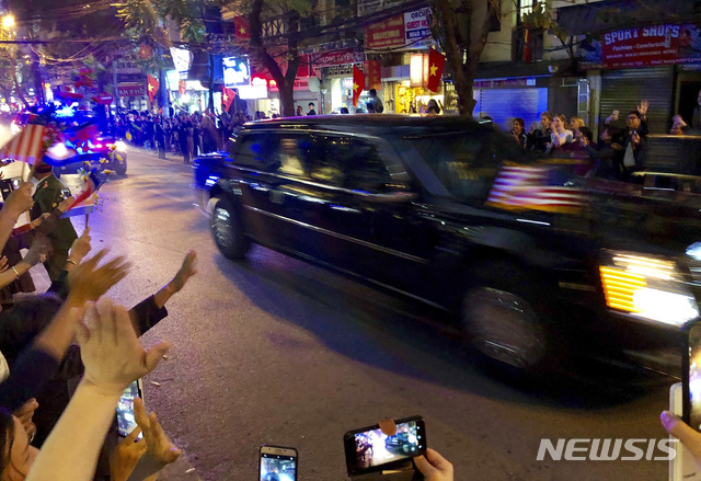【하노이=AP/뉴시스】도널드 트럼프 미국 대통령이 탑승한 차량이 제2차 북미정상회담 장소인 하노이 메트로폴 호텔로 향하는 가운데 거리의 시민들이 손을 흔들며 환영하고 있다. 2019.02.27.