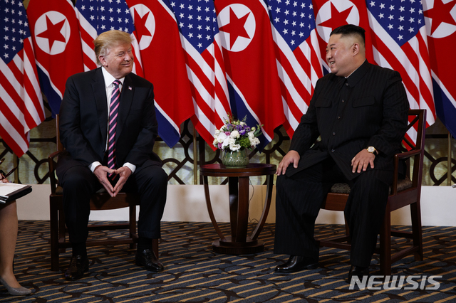 【하노이=AP/뉴시스】도널드 트럼프 미국 대통령과 김정은 북한 국무위원장이 27일(현지시간) 하노이 중심가 메트로폴 호텔 회담장에서 얘기를 나누고 있다. 2019.02.27. 