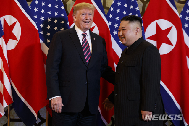 【하노이=AP/뉴시스】도널드 트럼프 미국 대통령과 김정은 북한 국무위원장이 27일(현지시간) 하노이 중심가 메트로폴 호텔 회담장에서 얘기를 나누고 있다. 2019.02.27. 