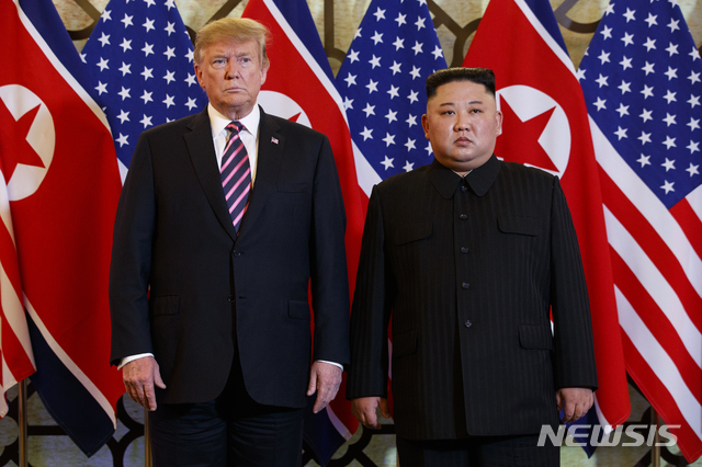 【하노이=AP/뉴시스】도널드 트럼프 미국 대통령과 김정은 북한 국무위원장이 27일 베트남 하노이의 메트로폴 호텔에서 만나 악수를 한 후 다소 굳은 표정으로 포즈를 취하고 있다. 2019.02.27 
