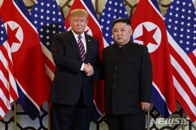【하노이=AP/뉴시스】도널드 트럼프 미국 대통령과 김정은 북한 국무위원장이 27일(현지시간) 하노이 중심가 메트로폴 호텔 회담장 입구 국기 게양대 앞에서 악수하며 포즈를 취하고 있다. 2019.02.27. 