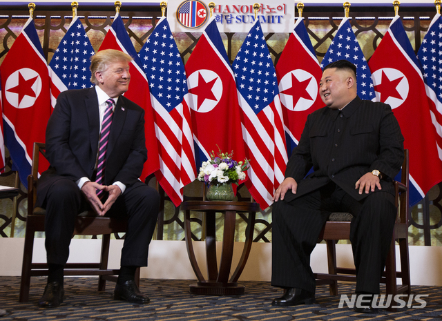 【하노이=AP/뉴시스】도널드 트럼프 미국 대통령과 김정은 북한 국무위원장이 27일(현지시간) 하노이 중심가 메트로폴 호텔 회담장에서 웃으며 얘기하고 있다. 2019.02.27. 
