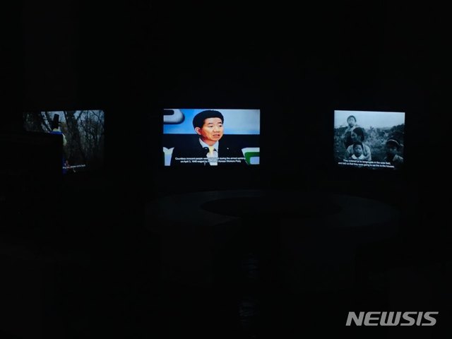 【서울=뉴시스】 박현주 미술전문기자 = 제인 진 카이젠 <거듭되는 항거>. 8대의 영상은 1948년 한국전쟁이 발발하기 직전 발생한 제주 4·3사건의 파편적 기억과 억압된 역사를 조명한다.