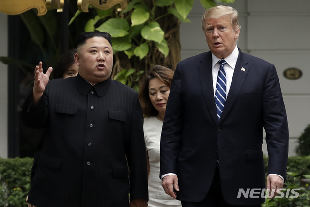[하노이=AP/뉴시스]지난 2019년 2월28일 하노이 제2차 북미 정상회담 당시 김정은 북한 국무위원장(왼쪽)과 도널드 트럼프 미국 대통령과 회담장인 메트로폴 호텔에서 함께 걸으며 이야기를 나누는 모습. 2020.02.26.