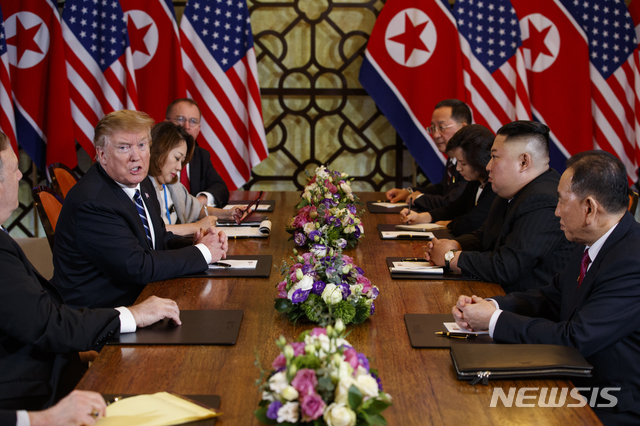 【하노이=AP/뉴시스】도널드 트럼프 미국 대통령과 김정은 북한 국무위원장이 28일(현지시간) 하노이 메트로폴 호텔 회담장에서 확대 양자 회담을 하고 있다. 2019.02.28.