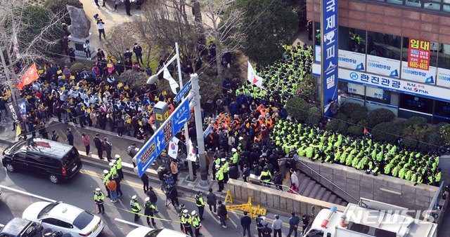 【부산=뉴시스】 하경민 기자 = 1일 부산 동구 초량동 일본총영사관 인근 정발 장군 동상 앞에서 열린 '3·1운동 100주년 부산시민대회'에 참가한 시민단체 회원과 시민 등이 일본영사관 방향으로 행진하다 경찰과 대치하고 있다. 2019.03.01. yulnetphoto@newsis.com