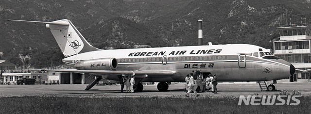 【서울=뉴시스】대한항공은 1969년 3월 한진상사가 대한항공공사를 인수하면서 출범했다. 사진은 1969년 민영화 당시 대한항공이 운영한 유일한 제트 여객기 DC-9. 2019.03.04 (사진 = 대한항공 제공) photo@newsis.com