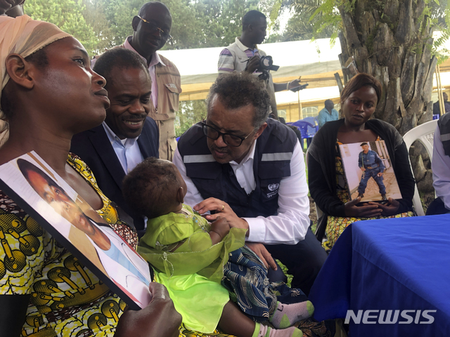 【부템보(콩고)= AP/뉴시스】콩고의 에볼라치료소를 방문한 세계보건기구(WHO )의 테드로스 아드하놈 게브레예수스사무총장과 의료진이 3월9일 (현지시간) 에볼라로 사망한 사람의 유가족들을 만나고 있다.