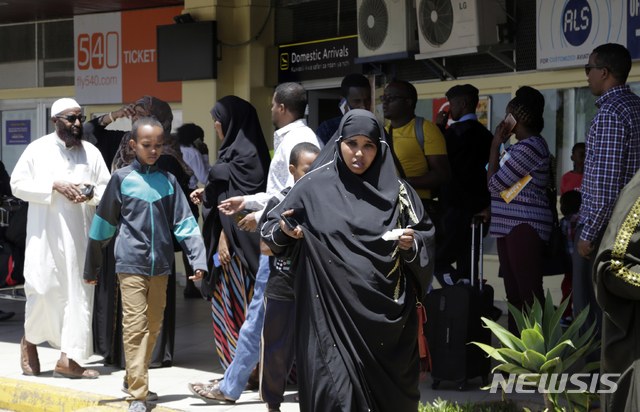 【나이로비=AP/뉴시스】추락 에티오피아 항공기 탑승자 가족들이 10일(현지시간) 케냐 나이로비의 조모 케냐타 국제공항에서 애타게 소식을 기다리고 있다. 현지 언론은 승객과 승무원 등 157명을 태우고 에티오피아를 떠나 케냐 나이로비로 향하던 에티오피아 항공 소속 보잉 737 여객기가 추락해 탑승자 전원이 사망한 것으로 보인다고 전했다.  사고 소식을 들은 탑승자 가족들은 출발지인 에티오피아 아디스아바바 공항과 도착지인 케냐 나이로비 공항에 몰려들어 소식을 기다리고 있다. 2019.03.10. 