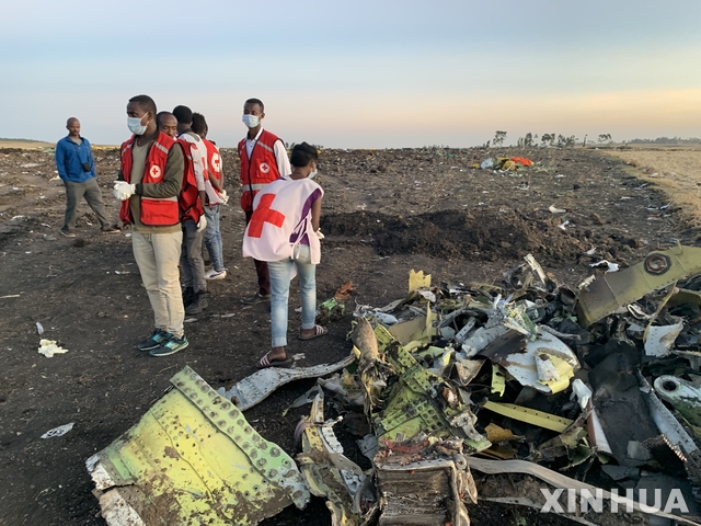 【아디스아바바=신화/뉴시스】10일(현지시간) 에티오피아 수도 아디스아바바 남동쪽 60km가량 떨어진 비쇼프투 마을 부근 항공기 추락 현장에서 구조대원들이 현장을 살피고 있다.  승객과 승무원 157명을 태우고 에티오피아를 떠나 케냐 나이로비로 향하던 에티오피아 항공 보잉 '737-800 맥스' 여객기가 추락해 157명이 전원이 숨졌다고 항공사가 밝혔다. 2019.03.11. 