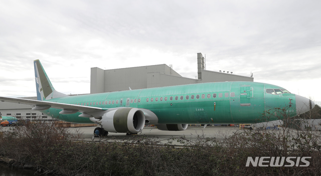 【렌턴(미국)=AP/뉴시스】지난 11일(현지시간) 미 워싱턴주 렌턴 소재 보잉사 조립공장에 오만 항공에서 주문받은 보잉 737 맥스 8 항공기가 파킹돼 있다.  여러 국가의 항공사들이 최근 5개월 사이 두 번의 추락 참사를 낸 보잉 737 Max 8의 안전성 논란에 운항을 중단한 가운데 미 항공 당국은 여전히 '안전하게 비행할 수 있는 기종'이라는 입장을 밝혔다고 현지 언론이 전했다. 2019.03.12.