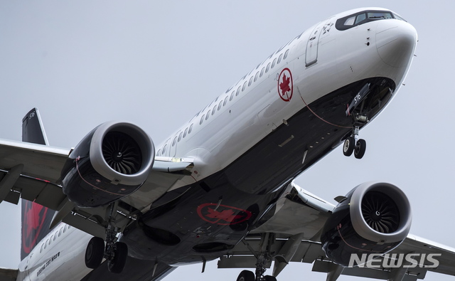  【밴쿠버=AP/뉴시스】12일(현지시간) 캐나다 토론토를 떠난 보잉 737 맥스 8 여객기가 도착지인 밴쿠버 국제공항에 착륙하고 있다.  캐나다 교통 당국은 미국의 보잉 737 맥스8의 운항과 관련해 "모든 상황을 고려하고 있다"라고 말하면서 정부는 현재까지 이 기종에 대한 운항 중단 조치를 취할 계획은 아직 없다고 밝혔다. 2019.03.13. 