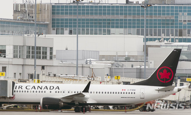  【오타와=AP/뉴시스】마치 가노 캐나다 교통부 장관이 13일(현지시간) 오타와에서 기자회견을 열고 캐나다의 모든 보잉 737 맥스 8기종 항공기 운항을 전면 금지한다고 발표했다. 이로써 캐나다는 최근 5개월간 두 번의 추락 사고를 낸 보잉 737 맥스 기종의 운항을 금지한 마지막 나라가 됐다. 사진은 에어캐나다의 보잉 737 맥스 8 여객기가 캐나다 몬트리올 트뤼도 공항에 계류 중인 모습. 2019.03.14. 