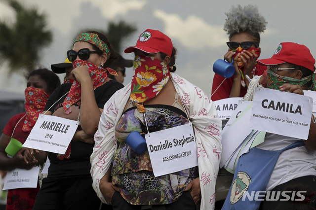 [AP/뉴시스] 브라질 고이아스주에서 피해여성들을 대신해 성폭행 상습범인 심령치료사를 엄중처벌하라며 시위에 나선 여성단체 회원들. 