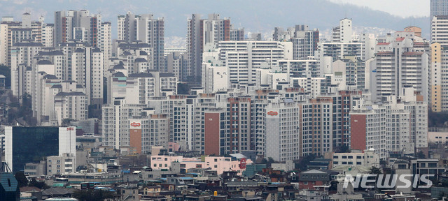 【서울=뉴시스】추상철 기자 = 국토교통부의 전국 아파트 공동주택 공시 예정가 발표를 앞두고 올해 상승률이 10%를 웃돌 것이라는 전망이 나타났다. 14일 오후 서울 중구 한 빌딩에서 바라본 도심속에 아파트가 보이고 있다. 2019.03.14.    scchoo@newsis.com