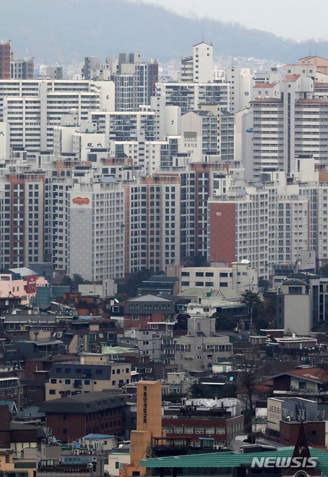 【서울=뉴시스】추상철 기자 = 국토교통부의 전국 아파트 공동주택 공시 예정가 발표를 앞두고 올해 상승률이 10%를 웃돌 것이라는 전망이 나타났다. 14일 오후 서울 중구 한 빌딩에서 바라본 도심속에 아파트가 보이고 있다. 2019.03.14. scchoo@newsis.com